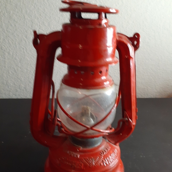 GORGEOUS VTG Winged Wheel No. 350 Red 7" Oil Lantern. - Picture 1 of 6